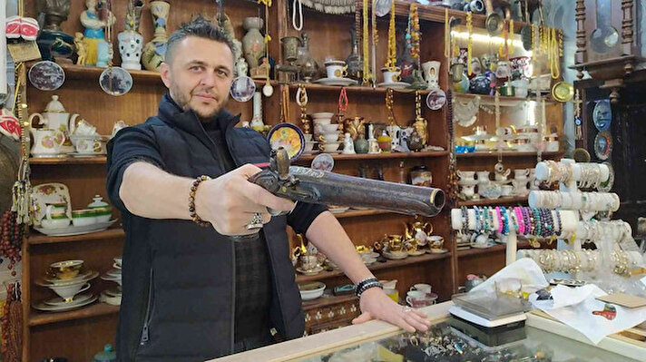 Bursa’da uzun yıllar antikacılık yapan Nuri Yıldırım, Osmanlı devrinden kalma altın kakmalı silahı satışa çıkardı. 