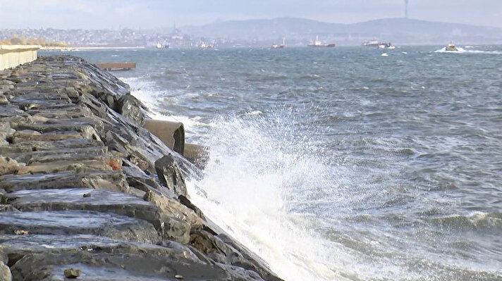 Meteoroloji Genel Müdürlüğü ve AKOM, İstanbul için kuvvetli lodos uyarısında bulunmuştu.