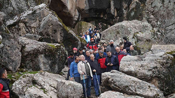 Yürüyüşe katılan Vali Münir Karaloğlu, “Diyarbakır’da 40 yıldır oluşturulan kötü imajı, algıyı yıkıp gerçek hazineyi ortaya çıkarabilme gayretimiz var. Bölgeye gelen herkesin bu mağarayı gözü gibi de koruması lazım. Her yerde olduğu gibi bu defineciler var. Bir eli silahlılar var başımıza dert, bir de eli kazmalılar var. İkisinden de korumak lazım buraları, ikisi de medeniyet düşmanı” dedi.