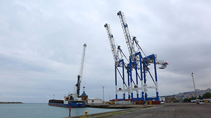 Nisan ayında üretim yeri İrlanda'dan parçalar halinde gemiyle Trabzon Limanı'na getirilen vinçlerin buradaki kurulum aşaması tamamlandı.<br><br>Limanlarda konteyner indirmek ve yüklemek için kullanılacak iki dev konteyner vinci, hassas çalışma sonucu yaklaşık 4 ayda birleştirildi.