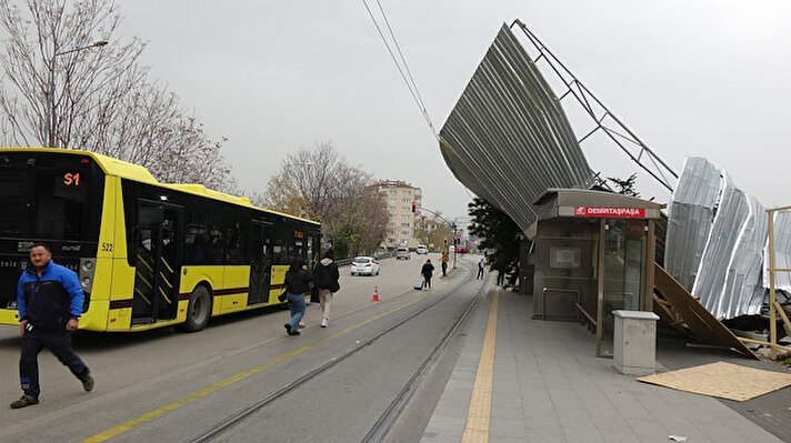 Osmangazi ilçesinde bir inşaatın çatısı uçarak, durakta yolcu alan tramvayın üzerindeki enerji nakil tellerine takıldı. Trabzon-Bursa seferini yapan uçak, fırtına nedeniyle Yenişehir Havalimanı'na iniş yapamadı. Uçak, Ankara'ya inmek için döndü.