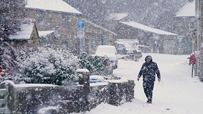 Kışın şimdiye kadar kaydedilmiş en soğuk gecesinde, İngiltere'yi bir kar örtüsü kapladı. Sıcaklıklar bir gecede -10C'ye düşerken, üç gün önce Yorkshire'da Tan Hill Inn isimli bir mekana giden 60 kişi bir metre boyuna ulaşan kar nedeniyle burada mahsur kaldı.<br>