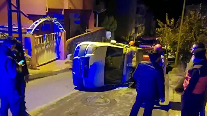 Edinilen bilgilere göre; Sancaktepe’de saat 04.30 sıralarında Yücel Sağ isimli alkollü sürücü 34 JH 1341 plakalı Fiat Doblo marka aracının direksiyon hakimiyetini kaybederek kaldırımın kenarındaki rögar kapağına çarptı. 