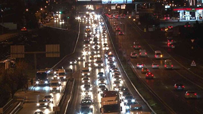İstanbul’un haftanın ilk iş ve okul gününde trafik yoğunluğu erken saatlerden itibaren etkili olmaya başladı.