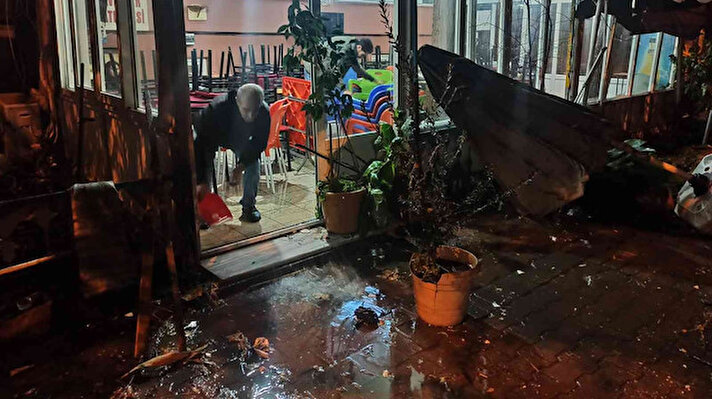Marmara Bölgesi’nde etkili olan fırtına ve sağanak yağış, Bursa‘nın Gemlik ilçesini vurdu. 