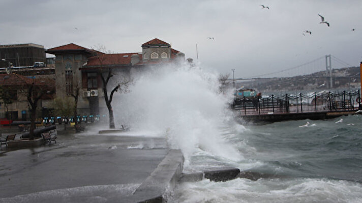 İstanbul'da dün öğle saatlerinden itibaren etkili olan lodos, etkisini bugün de sürdürüyor. Lodos, denizde dev dalgaların oluşmasına neden oldu. Deniz ulaşımında da aksamalara neden oluyor. dev dalgalar bazıları için de fon oluşturdu. 