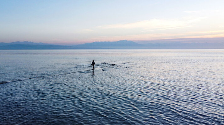 Çekilmenin yaşandığı noktalardan Van Yüzüncü Yıl Üniversitesi (YYÜ) sahilinde öğrenciler, sığ suda yaklaşık 200 metre kadar açığa yürüyerek fotoğraf çekildi.<br>Dünyanın en büyük sodalı gölü, Türkiye'nin de en büyük gölü olan Van Gölü'nde, kuraklık nedeniyle son yılların en büyük çekilmesi yaşandı. Yağışlar geçen yıllara oranla azalıp, sıcaklık ve buharlaşma artınca Van Gölü’nün su seviyesi düştü