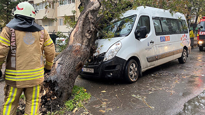 Türkiye genelinde dün akşam ve bugün de etkisini sürdüren fırtına ve şiddetli rüzgar nedeniyle ağaçlar devrildi, binaların çatıları uçtu. İstanbul'da lodosun hızı 130 kilometreye çıktı. Kentte bir çok yerde çatı uçtu. Rüzgarın hızı Beylikdüzü'nde 130, Adalar'da 100, Boğaz çevresinde ise 80 kmsaate kadar ulaştı. Hal böyle olunca birçok vatandaş için maddi zararda oluştu. İstanbul Sigorta Acenteleri Derneği Onursal Başkanı Turusan Bağcı, dün ve bugün acentelere hasar ihbarı yağdığını söylüyor.<br><br>