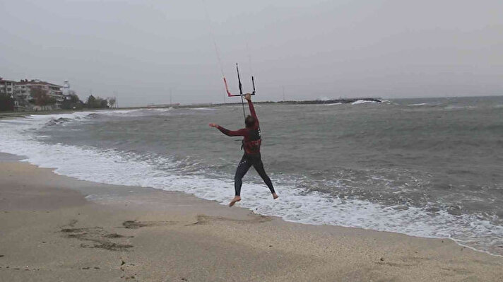 Yeşilköy Sahilinde rüzgarlı havalarda uçurtma sörfü yapan sporcular, şiddetli fırtınada yine toplandılar.