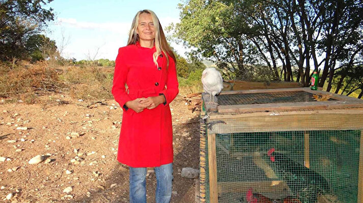 Yaklaşık 150 tavuk ve 20 kazı beslemeye başlayan Ayşe Varol’un tek hayali, önce elektrik, su ve yola kavuşmak, ardından organik ürünler yetiştirebileceği bir çiftlik kurmak.