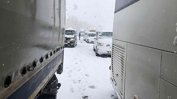 Bölgede sabah saatlerinde başlayan yoğun kar yağışı, şehirler arası trafiğin de durmasına neden oldu. 