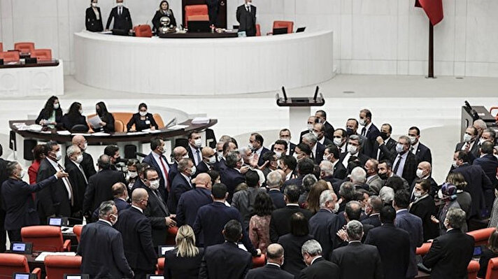 CHP İstanbul Milletvekili Sezgin Tanrıkulu, HDP'nin Tahir Elçi önergesi üzerinden AK Parti'yi hedef aldı. <br><br>AK Partili vekillerin Tanrıkulu'nun hedef göstermesine tepkisi hayli sert oldu.