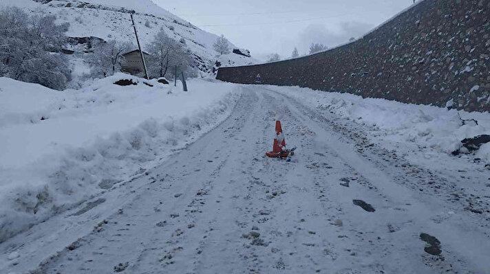 Artvin'in Ardanuç ilçesi Ardahan yolu üzerinde bulunan Geçitli köyü bu yılda yoğun kar yağışına teslim oldu.