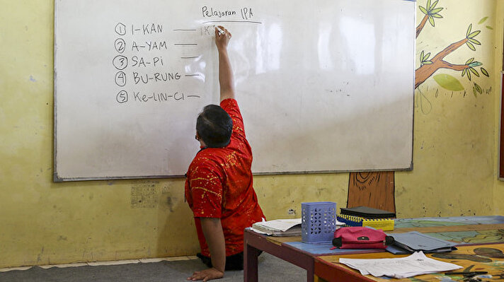 Endonezya`da okula kaykayı ile gelen öğretmen Muhammad Hikmat, mahallesindeki çocuklara da azmiyle örnek oluyor.<br>