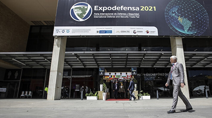 Başkent Bogota'daki Kongre Merkezi'nde gerçekleştirilen fuarda havacılık, deniz ve savunma alanlarındaki yeni ürünler ve hizmetleri tanıtıldı.<br><br>