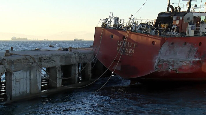 İstanbul'da  etkili olan kuvvetli nedeniyle Kartal ve Maltepe sahillerinde karaya oturarak su alan gemiler, kurtarılmayı bekliyor.