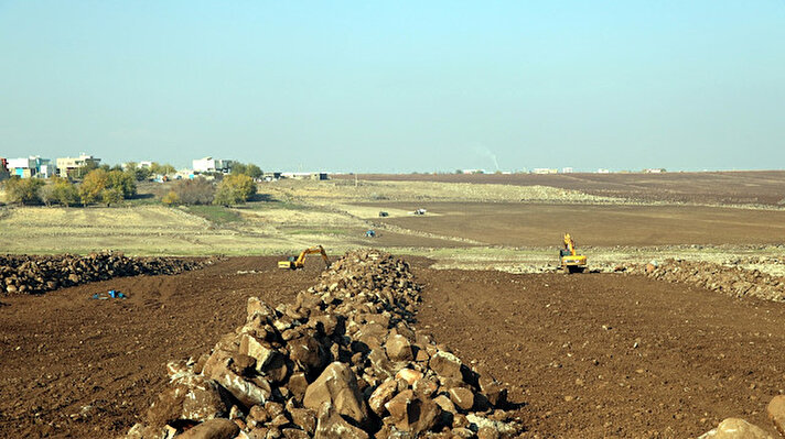 Belediye Başkanı Hüseyin Beyoğlu, "Çalışmada, bölgede bulunan taşlar, hak sahiplerinin de izniyle ücretsiz olarak kaldırılıp tesislerde işlenerek yol çalışmalarında kullanılıyor. Yapılan çalışmayla bugüne kadar 20 bin dönümlük alan tarıma kazandırıldı" dedi.