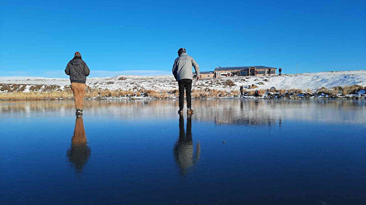 Çıldır Gölü hava sıcaklığın eksi 18 dereceye düşmesiyle buz tuttu. 
