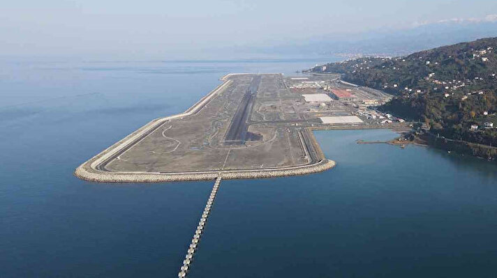 Ordu-Giresun Havalimanı’nın ardından deniz dolgusuna yapılacak Türkiye’deki ve Karadeniz Bölgesi’ndeki 2. havalimanı olma özelliğine sahip olacak Rize-Artvin Havalimanı projesinin inşaat çalışmaları hız kesmeden devam ediyor. 