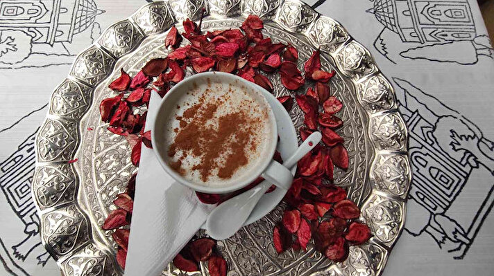 Tarihi Irgandı Köprüsünde kafe işletmeciliği yapan Recep Yıldız, manda sütünden kilosu 800 lira olan doğal salep yapmaya karar verdi. 