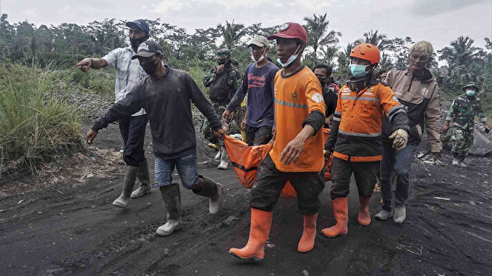 Endonezya'nın Doğu Java bölgesinde yer alan 3 bin 676 metre yükseklikteki Semeru Yanardağı'nda dün patlama meydana geldi.