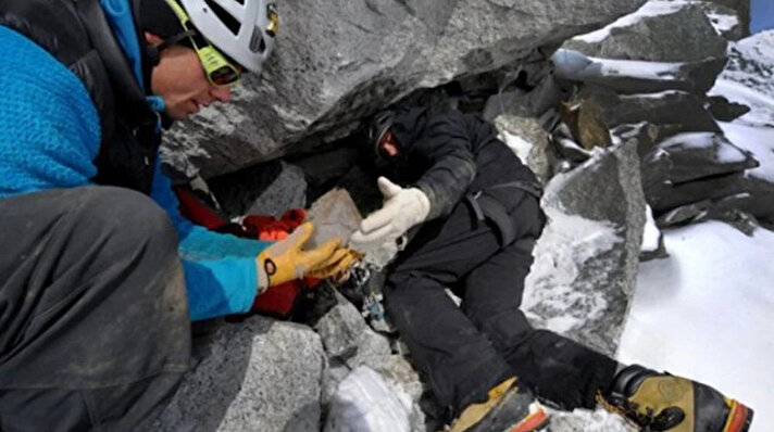 France 24'ün bildirdiğine göre, Fransa ile İtalya arasında yer alan  Mont Blanc dağında yer alan bir buzuldaki bir değerli taşlarla dolu metal bir kutuyu keşfeden bir dağcı, hazineyi bulduktan sekiz yıl sonra ödüllendirildi. <br><br>