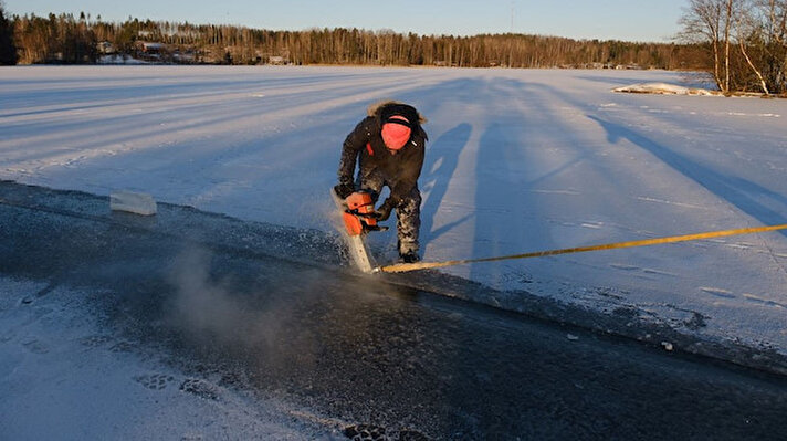 Finlandiyalı mucit Janne Kapylehto, Finlandiya'nın Sammatti kentindeki donmuş Kirmusjarvi Gölü’nde dünyanın en büyük dönen buz kütlesini yaptı.<br><br>