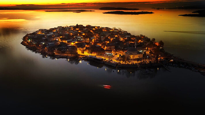 Türkiye'nin Venedik'i olarak bilinen ve Japonların görülmesi gereken dünyanın sayılı 30 kasabası arasına koyduğu Gölyazı, gün batımında fotoğraf sanatçısı Orhan Turan tarafından görüntülendi. 