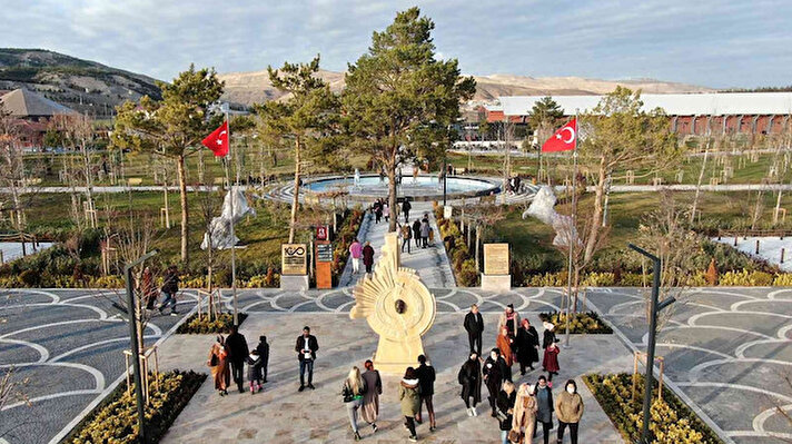 Osmanlı sultanlarından 2'nci Abdülhamid döneminde saraya at yetiştiren tarihi haraların restore edildiği alanda inşa edilen park ziyaretçilerini mest ediyor. 