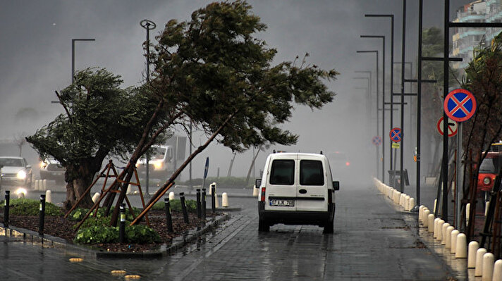 Meteoroloji 4. Bölge Müdürlüğü'nün verdiği 'turuncu kod'lu uyarının ardından gece saatlerinde Antalya'da fırtına etkili oldu. Sabah saatlerinde etkisini artıran fırtına nedeniyle kentin ana arterlerinde uzun araç kuyrukları oluştu.