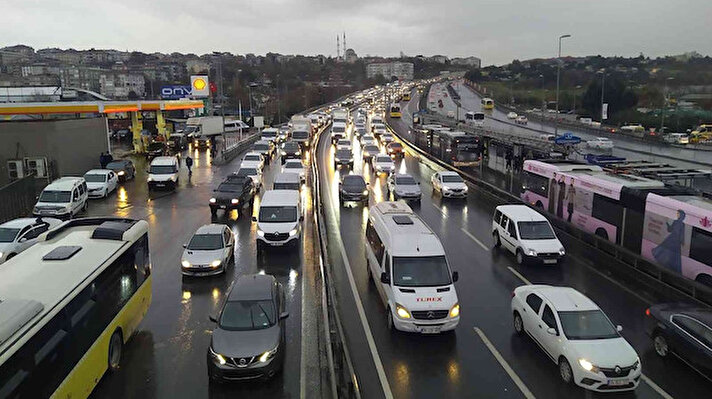 Meteoroloji Genel Müdürlüğünün yağışlı hava tahminlerinin ardından İstanbul'da öğle saatlerinden itibaren yağmur etkili oldu. Etkili olan yağış, trafiği kent genelinde adeta durma noktasına getirdi.<br><br>