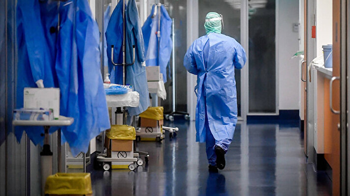 İtalya'da yeni tip koronavirüs (Kovid-19) salgınında son 24 saatte 99 kişi hayatını kaybetti. Sağlık Bakanlığının verilerine göre, ülkede son 24 saatte yapılan 695 bin 136 testte 15 bin 756 kişiye Kovid-19 tanısı konuldu. Böylece salgının başladığı şubat 2020'den bu yana vaka sayısı 5 milyon 134 bin 318'e ulaştı. Ülkede aktif Kovid-19 hasta sayısı 240 bin 894'e çıktı. İtalya'da son 24 saatte virüsten hayatını kaybedenlerin sayısı ise 99 artarak 134 bin 386'ya yükseldi.