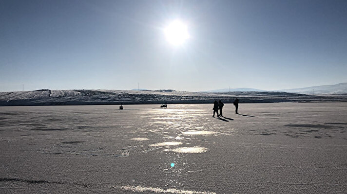 Her kış yüzeyi tamamen buzla kaplanan Çıldır Gölü'nün yüzeyinde etkili olan soğuk havayla birlikte bu yıl da yaklaşık 20 santimetre kalınlığında buz tabakası oluştu. 