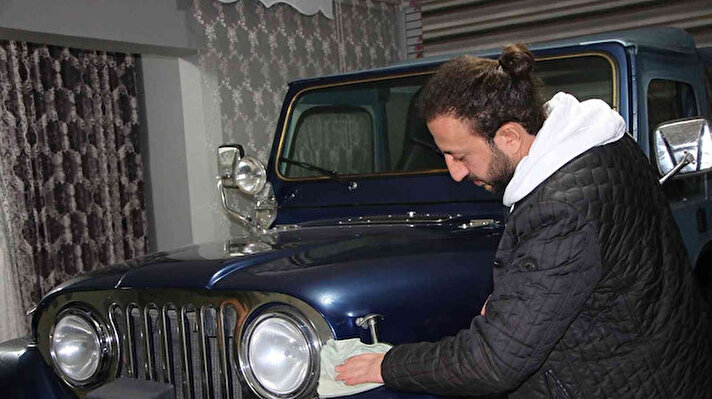Elazığ’da klasik otomobil tutkusu bulunan Mustafa Sancar, 10 yıl önce Gaziantep’te çürümeye terk edilmiş 1977 model klasik cipi görünce satın aldı. Antika sevdasının artmasıyla bu sefer de aynı model arabanın 1979 modelini Antalya’da bulunca onu da alan Sancar, iki araca toplam 100 bin lira masraf yaptı. Araçlar, modern bir görüntüye kavuşmasının ardından cadde ve sokaklarda vatandaşların ilgi odağı haline geldi. Şimdilerde iş yerinin garajında gözünden bile sakladığı cipleri her gün silen antika tutkunu Mustafa Sancar, "Satmamı isteyenler oluyor, şuan için satmayı düşünmüyorum gerçi hiçbir zaman da düşünmedim. Allah sattırmasın" ifadelerini kullandı.<br>