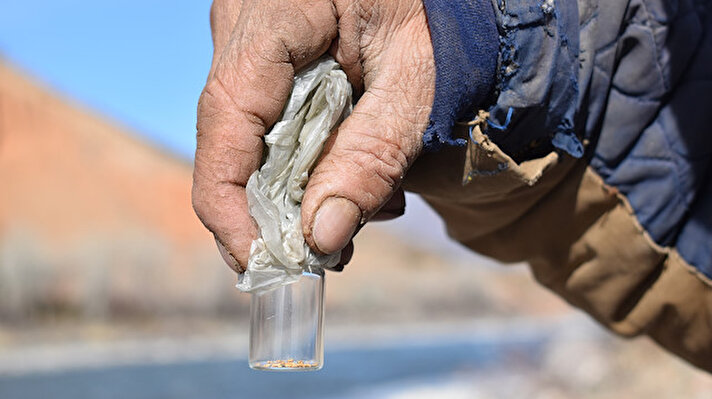 Uzun yıllardır, Kırgızistan'ın Narın bölgesindeki Tash-Bashat köyünün sakinleri Naryn Nehri kıyısında altın madenciliğine devam ediyor. Altın madenciliği, üretim olmayan yerdeki köylüler için önemli bir gelir kaynağı oluyor.<br>