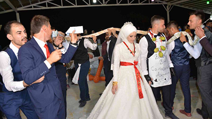 Kastamonu'nun İnebolu ilçesinde yaşayan Merve ve Taner Aran çifti, düzenledikleri düğün töreniyle dünya evine girdi. 