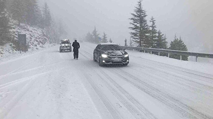 Antalya-Konya karayolunda yoğun kar yağışı etkili oldu. Antalya'yı Konya'ya bağlayan Akseki-Seydişehir karayolunun bin 825 metre rakımlı Alacabel mevki'inde gece saat 22.00 civarında başlayan kar yağışı aralıklarla devam ediyor. 