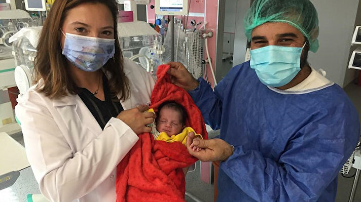 İzmir'de yaşayan Semra ve Gökhan Alatürk, ikinci bebeklerini kucaklarına almak için gün sayıyordu. Anne Semra Alatürk, 8 aylık hamileyken Covid-19'a yakalandı. Genel durumu kötüleşmeye başlayınca yoğun bakıma kaldırılan anne Alatürk'ün bebeğinin henüz 35 haftalıkken alınmasına karar verildi.