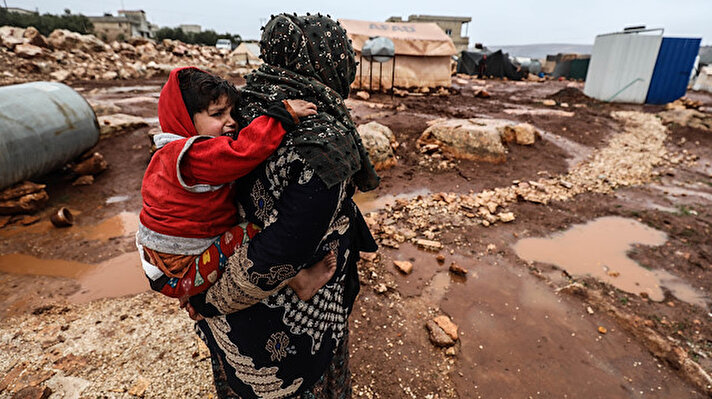 Suriye'nin kuzeybatısındaki İdlib'de etkisini gösteren şiddetli yağış, Türkiye sınırına yakın bölgelerindeki çadır kamplarında yaşayan binlerce sivilinin hayatını olumsuz etkiledi.