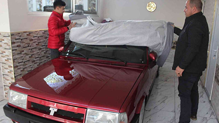 Gaziantep'te bir oto galericinin satılığa çıkardığı Tofaş marka 2001 model arabanın fiyatı ünlü otomobil markalarıyla yarışıyor. 