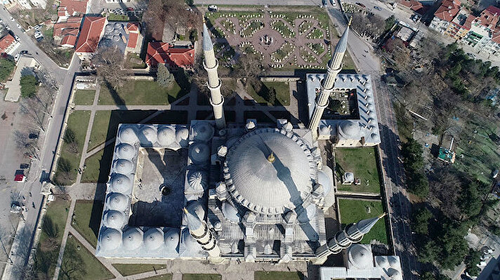 Edirne Valisi Ekrem Canalp, kentte kamu kurum ve kuruluş temsilcileriyle birlikte katıldığı toplantıda, Mimar Sinan'ın ustalık eseri Selimiye Camisi'nin restorasyonuyla ilgili açıklamalarda bulundu.
