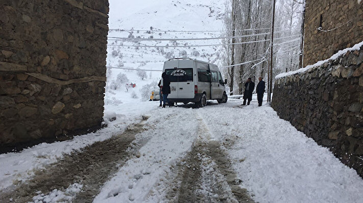 Kentte dün akşam başlayan kar yağışı, özellikle Bahçesaray'da hayatı olumsuz etkiledi. 