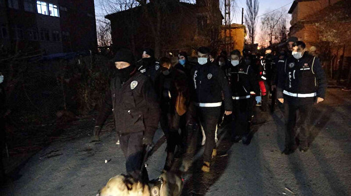 Kayseri İl Emniyet Müdürlüğü Kaçakçılık ve Organize Suçlarla Mücadele Şube Müdürlüğü ile Narkotik Şube Müdürlüğü tarafından düzenlenen şafak operasyonuna 350 polis katıldı.