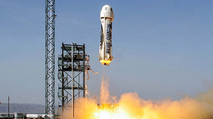 Amazon’un kurucusu ve sahibi milyarder iş adamı Jeff Bezos’un sahibi olduğu uzay araştırmaları şirketi Blue Origin yine bir ilke imza attı. 
