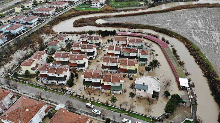 Edirne’nin Enez ilçesinde etkili olan sağanak yağış olumsuzlukları da beraberinde getiriyor. Gülçavuş köyünde sel suları nedeniyle birçok ev ve bahçe sular altında kaldı.