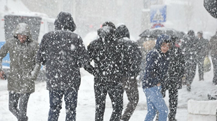 Meteoroloji Uzmanı Mehmet Özdemirci, başkentte perşembe gününden itibaren hafif kar, İstanbul'da ise yarından itibaren kuvvetli yağış görüleceğini bildirdi.