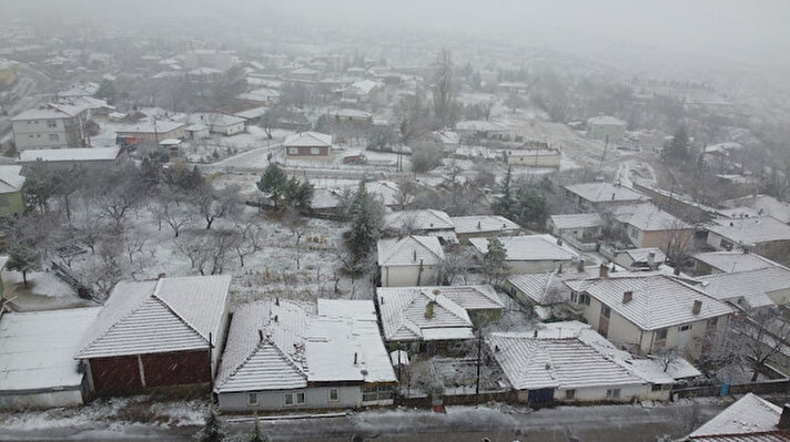 Meteoroloji Genel Müdürlüğünce yapılan uyarıların ardından Kırklareli’nde etkili olan kar yağışı yüksek kesimleri beyaza bürüdü.
