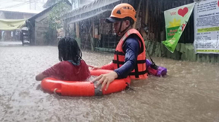 Filipinler’de hava durumu bürosu PAGASA’ya göre Rai Tayfunu, TSİ 08.30’da ülkenin doğusu kıyısında, Siargao Adası’nda karaya çıktı. Ülkede "Odette" olarak bilinen tayfun, şiddetli yağışın ardından sel getirdi. Yerleşim yerlerindeki cadde ve sokaklar sular altında kalırken, bazı bölgelerde su seviyesi kurtarma ekiplerinin beline kadar ulaştı. On binlerce kişi evlerinden tahliye edilirken, havayolları şirketleri de onlarca uçuşu iptal etti. Ulaşım yetkililerinin ülkenin orta ve güney kesiminde deniz ve kara seyahatini durdurmasıyla binlerce kişi de limanlarda mahsur kaldı.