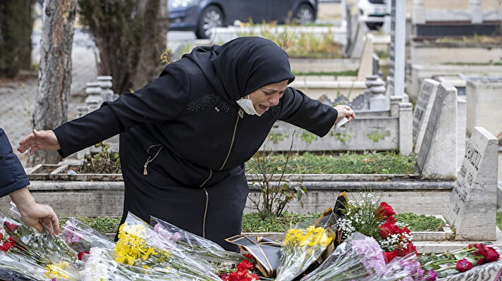 Karşıyaka Mezarlığı'ndaki anmaya Cengiz'in annesi Beyhan Cengiz, abisi Fatih Cengiz ve arkadaşları katıldı.<br><br>