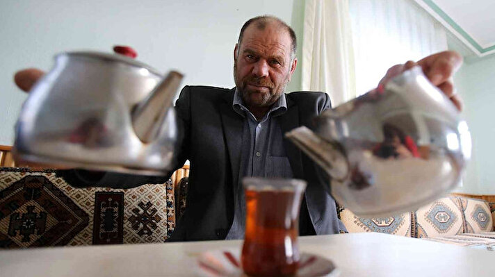 Türkiye’de bir kültür ve yaşam biçimi olan çay denilince Gümüşhane’de akla Ömer Faruk Soydaş geliyor. Dünyada sudan sonra en çok tüketilen içecek olan çay içmede sınır tanımayan Soydaş, yine dünyada kişi başına en çok çay tüketen ülke olan Türkiye’de en çok çay içen insanlardan birisi olarak biliniyor.